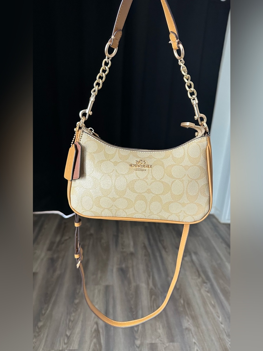 Coach Teri 2018 Shoulder Bag in Signature Canvas with Crossbody Strap - Picture 8 of 9